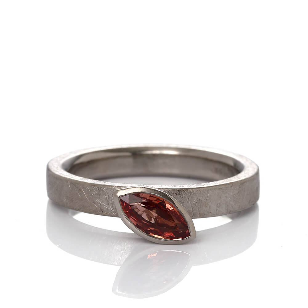 liaung-chung-yen_LYR30_18k-gold-3mm-band-with-marquise-orange-sapphire_top