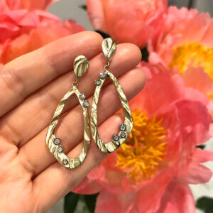 k-mita_KMDER004_SD-57EC_open-pebble-drop-earrings_on-hand