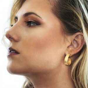 ayesha-mayadas_1147-AMR054_18k-yellow-gold-wafer-texture-spiral-hoops_model