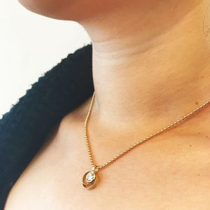 ayesha-mayadas_2028-A-AMPND006_coil-button-pendant-in-gold-with-diamond_model