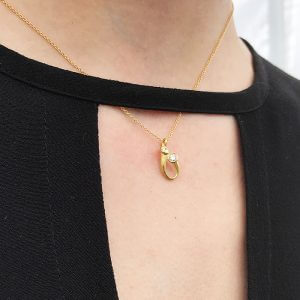 ayesha-mayadas_2055-A_pendant-in-gold-with-diamond_model