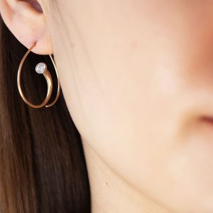 ayesha-mayadas_AMER017_inverted-vortex-earrings-in-gold-with-diamonds_model