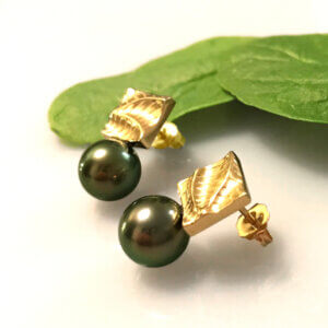 k-mita_SD-023EA_small-square-pearl-earrings_with-leaf