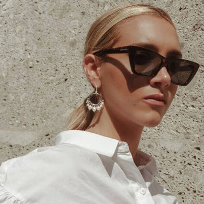 ziio_ZER002_creole-pearl-hoop-earrings_model