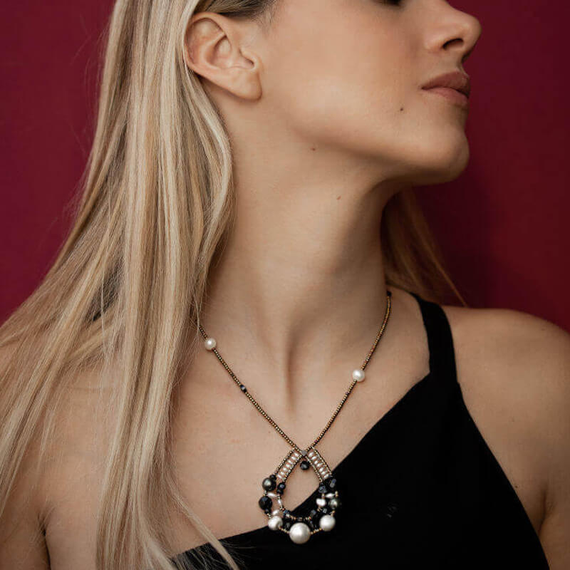 ziio_ZPND004_onyx-and-pearl-pendant_model