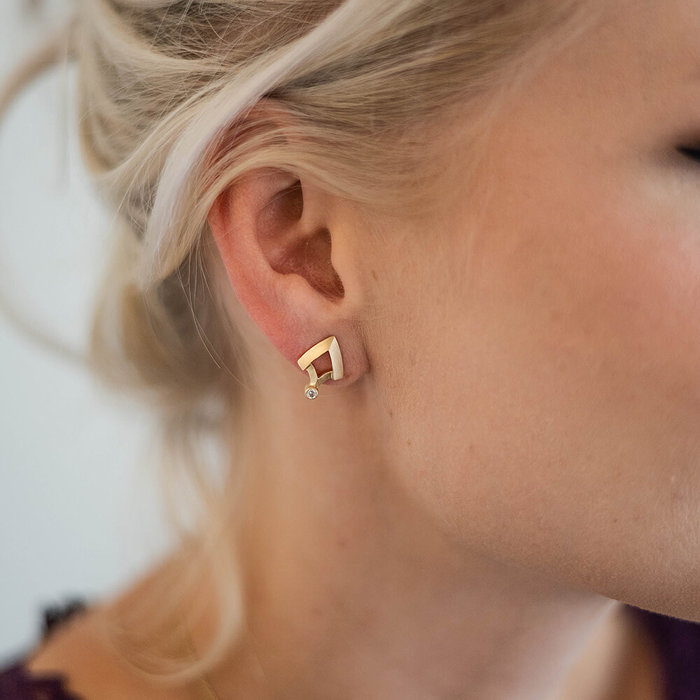 nikki-lorenz_003-14YG_E-5_small-warrior-earrings_model