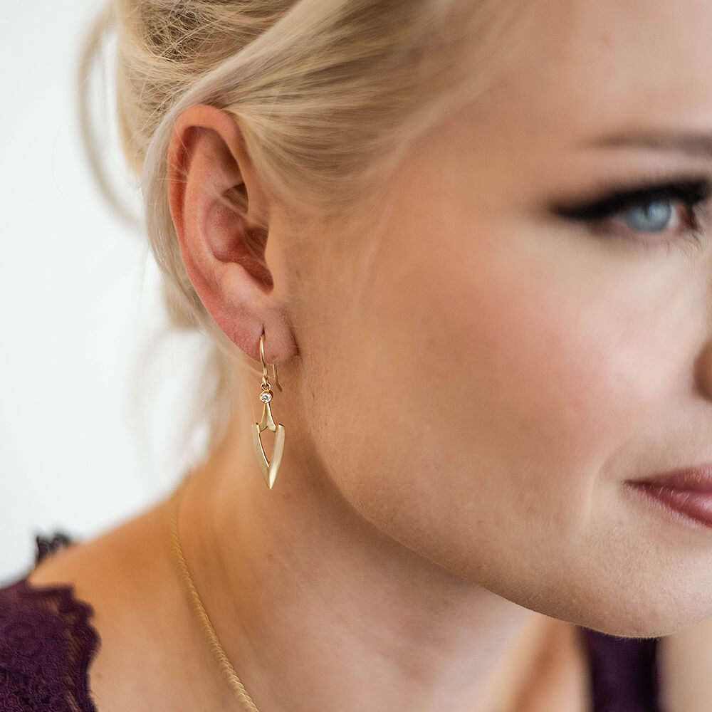 nikki-lorenz_003-14YG_E-6-DIA_elongated-warrior-earrings_model
