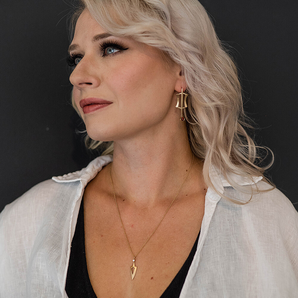 nikki-lorenz_003-14YG_N-6-DIA_elongated-warrior-pendant_model