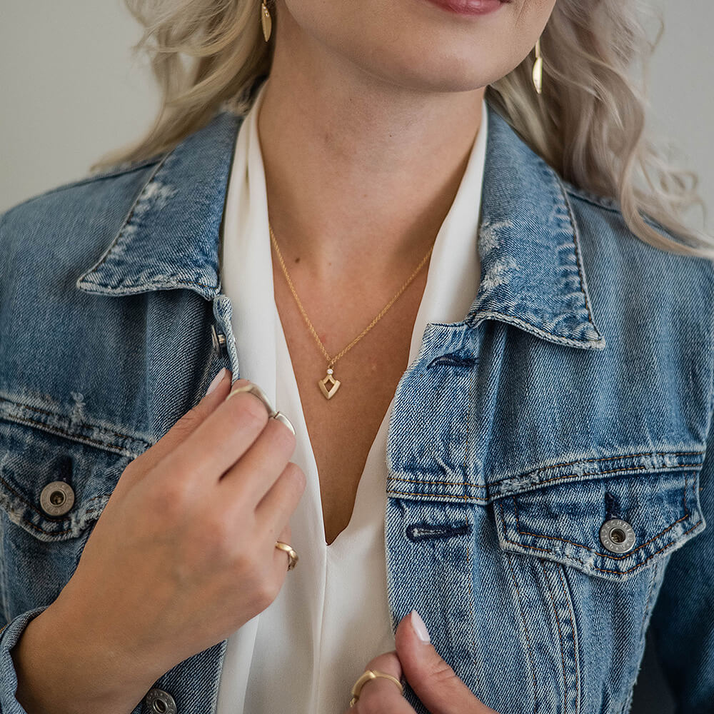 nikki-lorenz_003-14YG_P-5_small-warrior-pendant_model