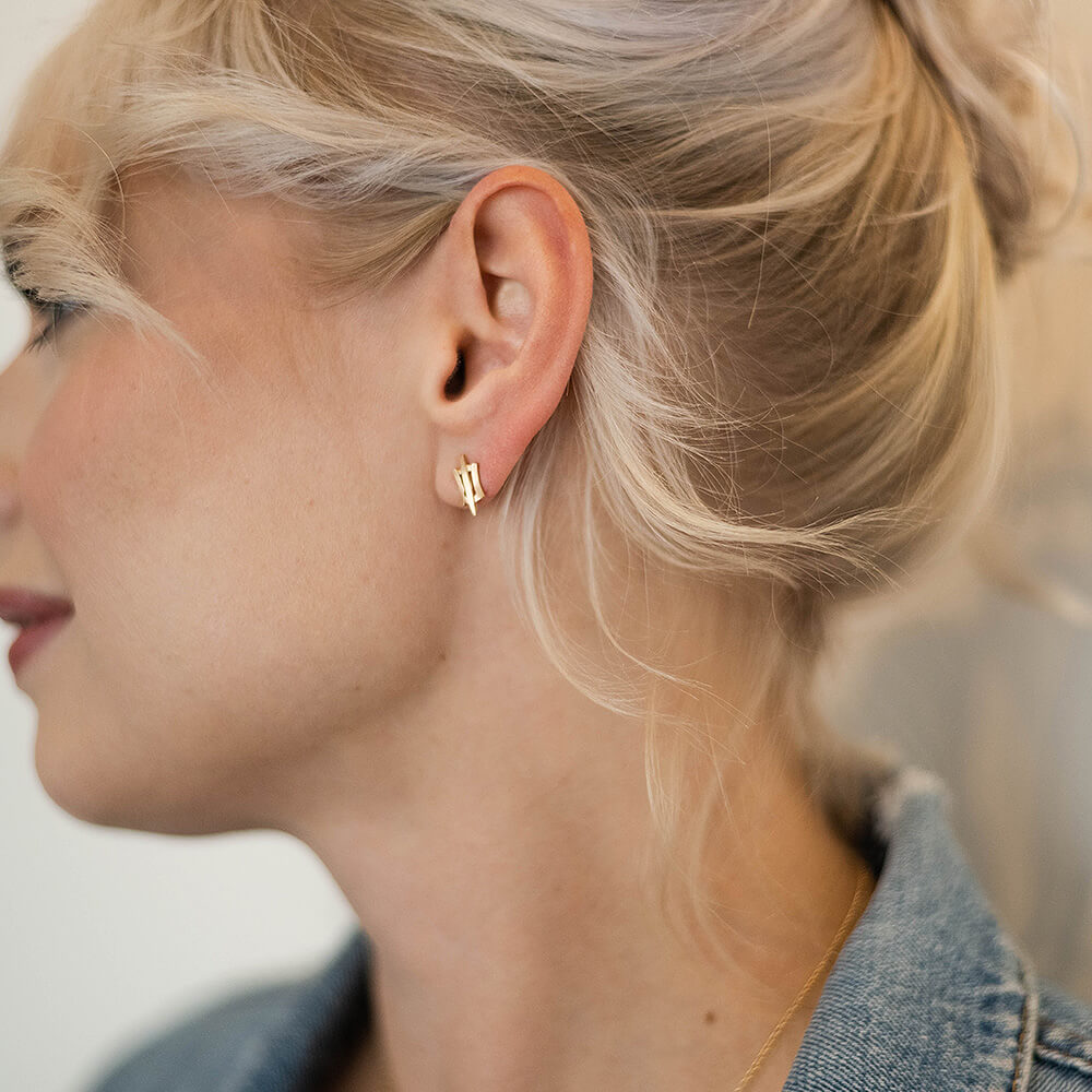 nikki-lorenz_004-14YG_E-1_hourglass-stud-earrings_model