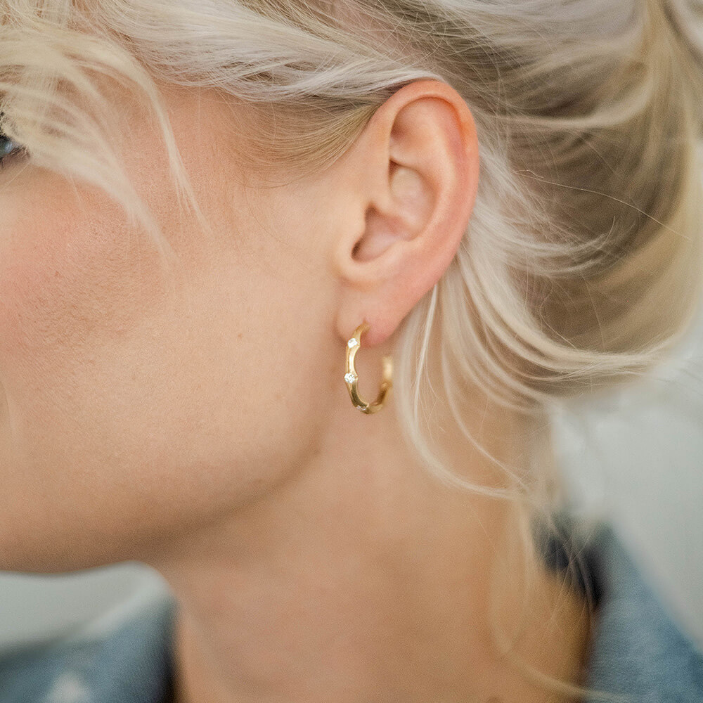nikki-lorenz_004-14YG_E-6-DIA_hourglass-hoop-earrings-with-diamonds_model