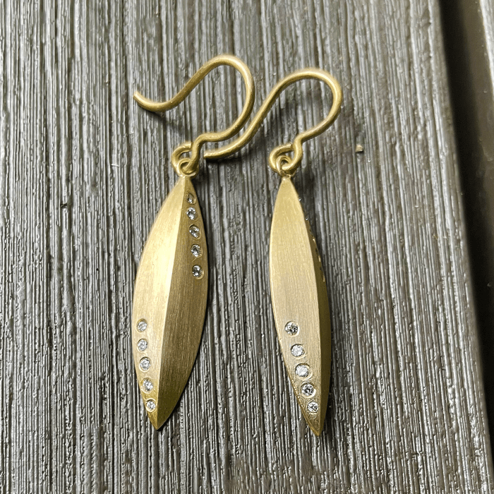 nikki-lorenz_005-14YG-E4-DIA_medium-allonge-earrings-with-diamonds_lifestyle