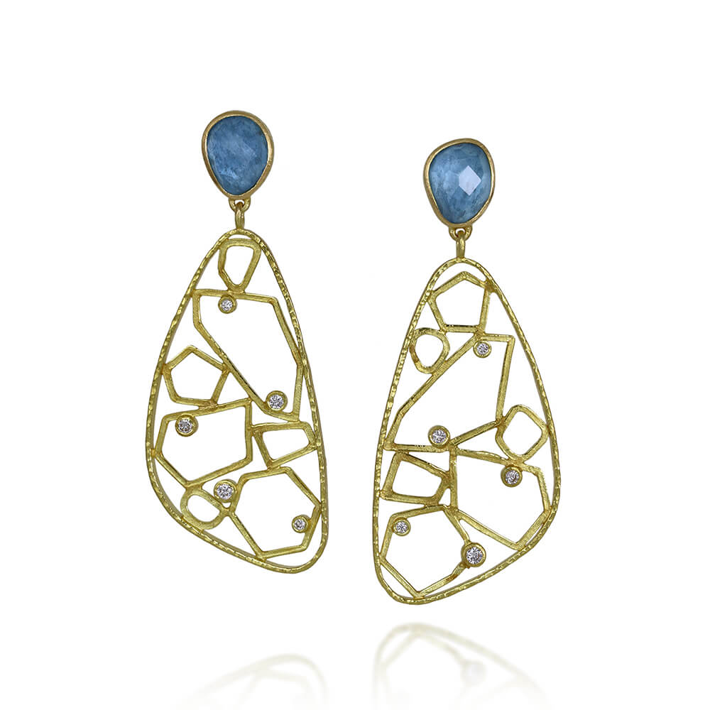 liaung-chung-yen_LYER032_18k-gold-wire-structure-earrings-with-white-sapphires-diamonds