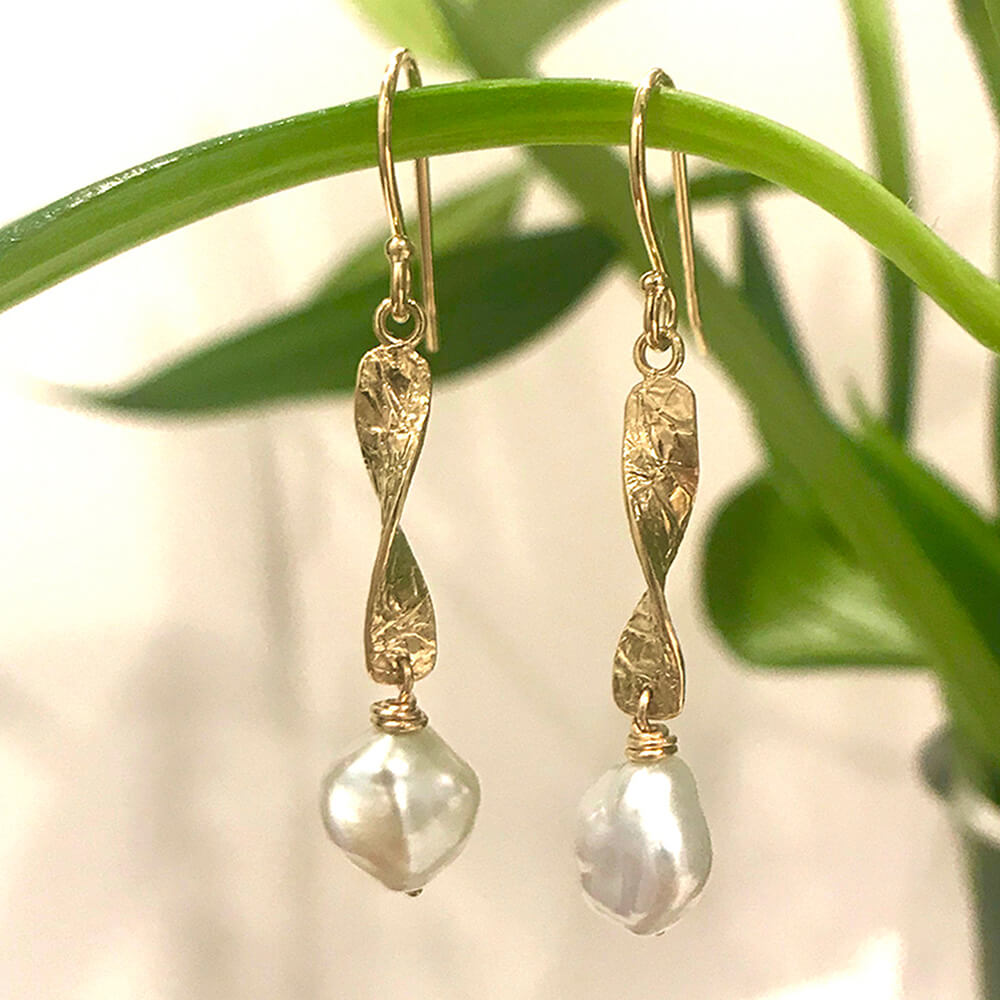 k-mita-design_WS-020EC_twizzle-pearl-earrings_lifestyle