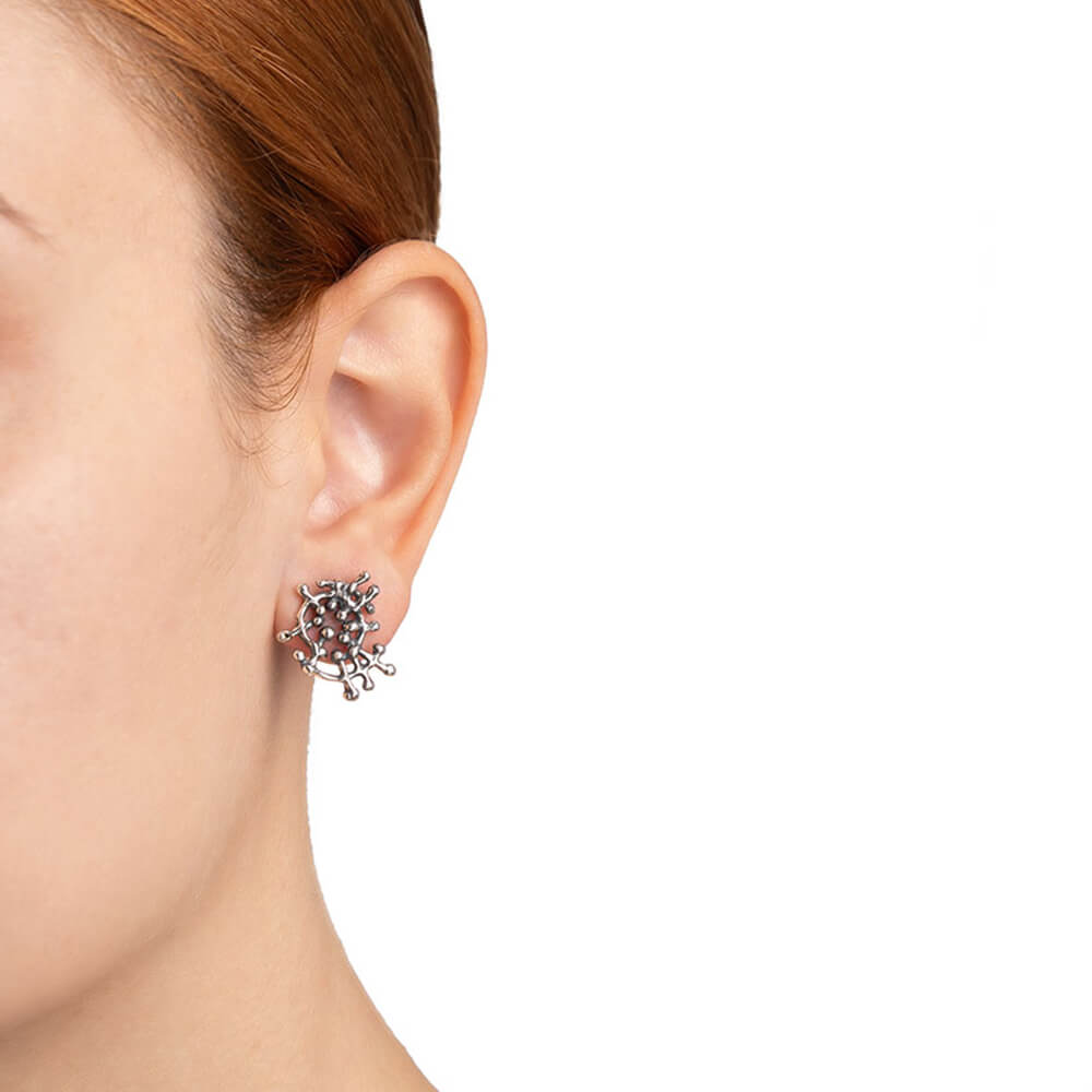 mandile-gioielleria_ORA020A_unisex-925-silver-web-earrings-with-post-and-butterfly-clasp_model