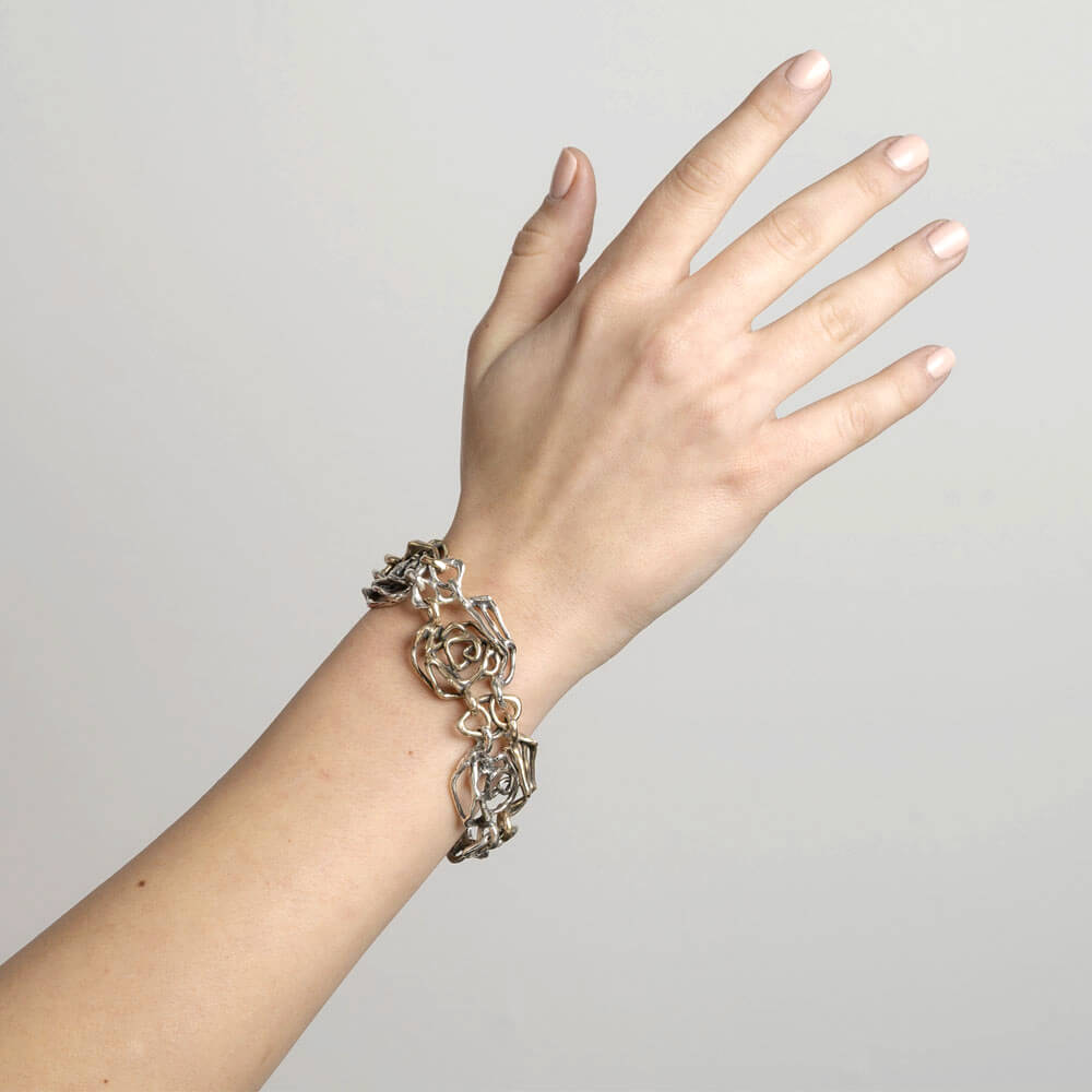 mandile-gioielli_BA066_artisanal-hinged-bracelet-in-925-silver-and-bronze-with-rose-links_model