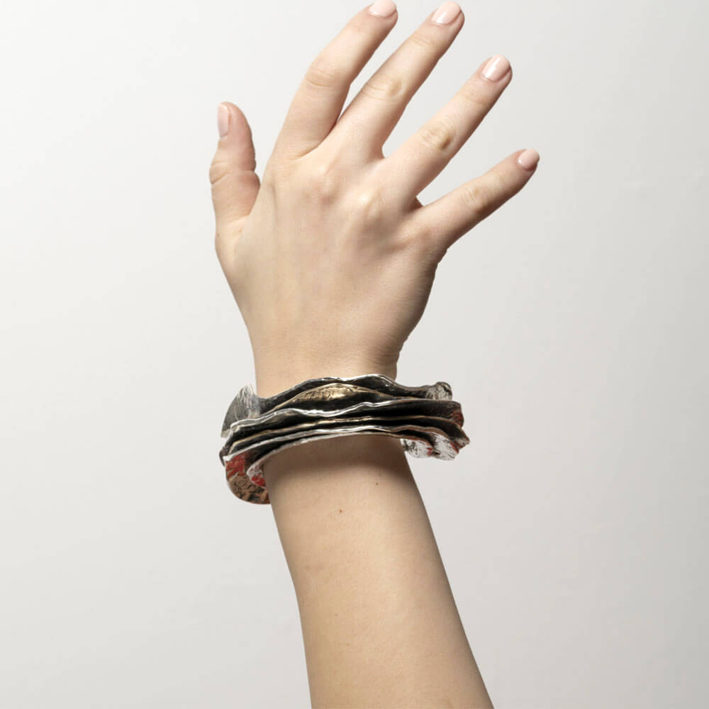 mandile-gioielli_BA121_ostrea-rigid-bracelet-in-sterling-silver-and-bronze_model