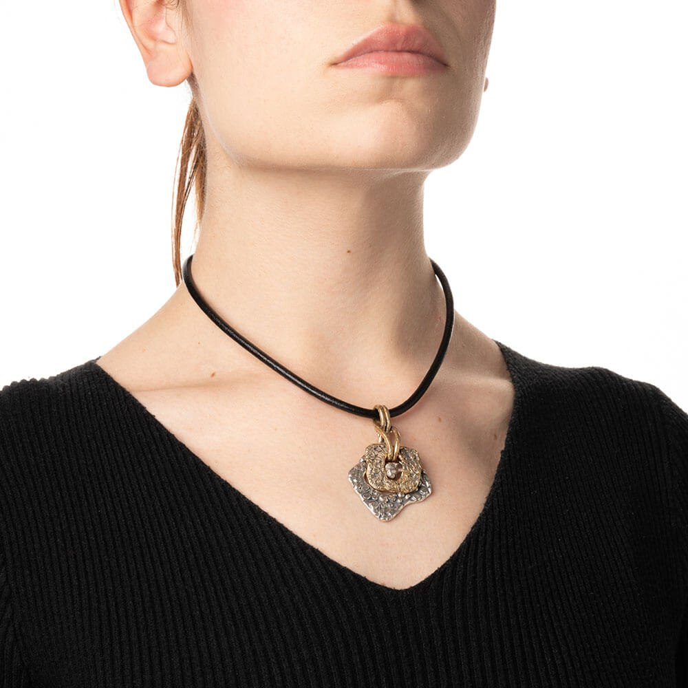 mandile-gioielli_CR076_scratches-of-light-pendant-925-silver-and-bronze_model