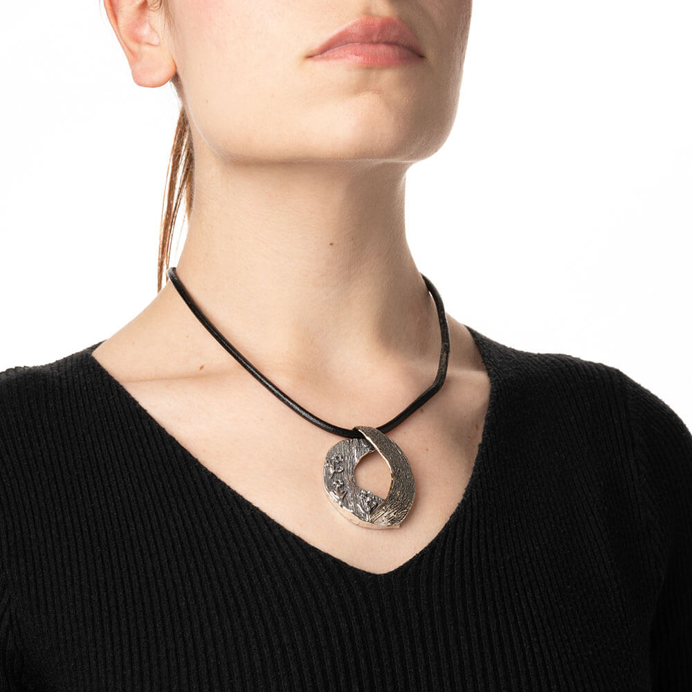 mandile-gioielli_CR101_secret-garden-pendant-925-silver-and-bronze-circle_model