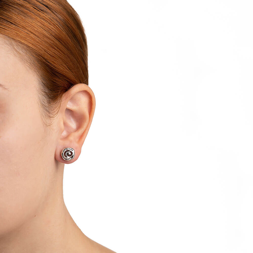 mandile-gioielli_ORA049A_spiral-silver-stud-earrings-unisex_model