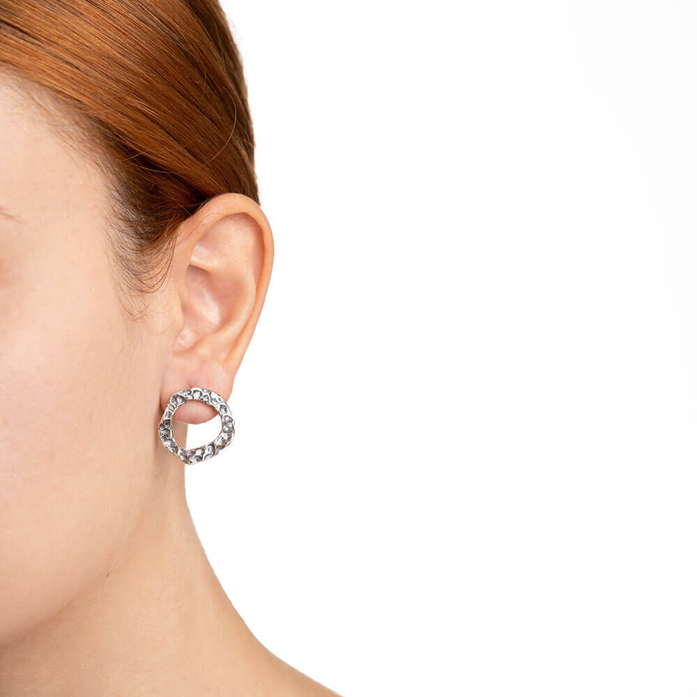 mandile-gioielli_ORA063A_925-sterling-silver-hoop-stud-earrings_model