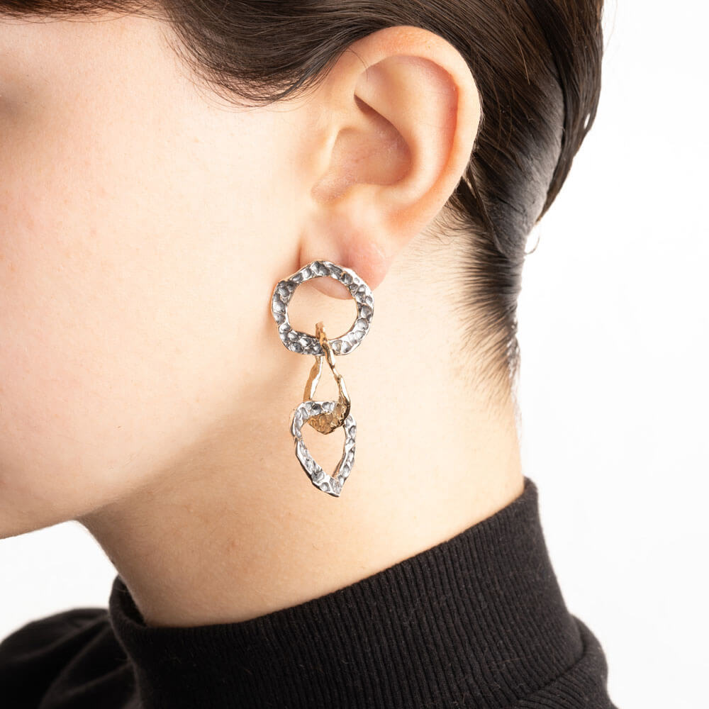 mandile-gioielli_ORA063B_triple-circle-drop-earrings-silver-925-and-bronze_model