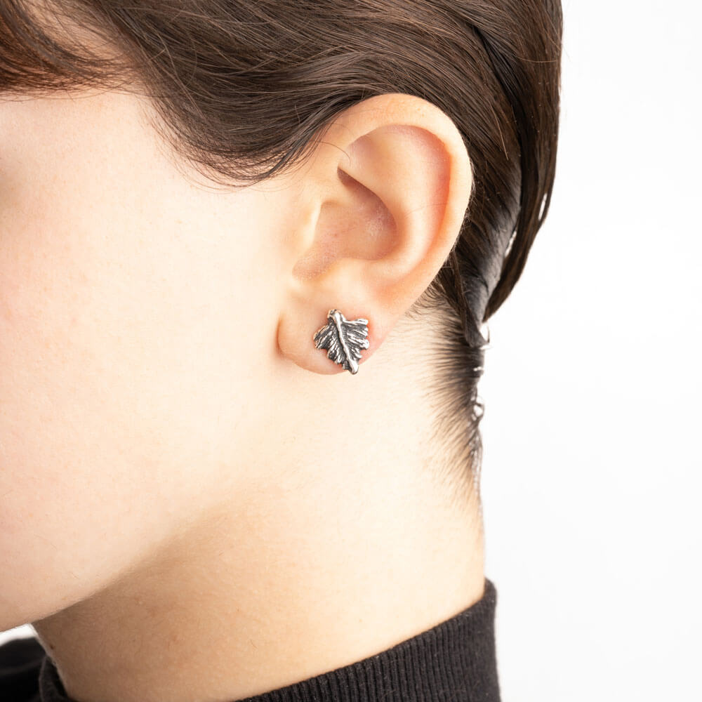 mandile-gioielli_ORA079B_unisex-ivy-stud-earrings-sterling-silver-925_model