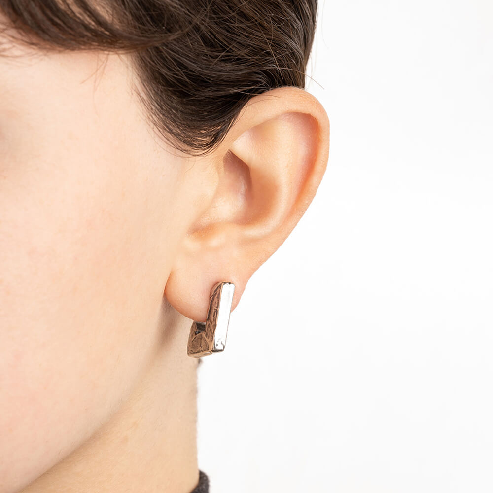 mandile-gioielli_ORA088_square-stud-earrings-sterling-silver-925_model