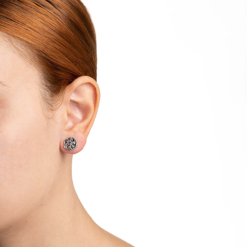 mandile-gioielli_ORA092A_unisex-stud-earrings-925-silver-pinwheels_model