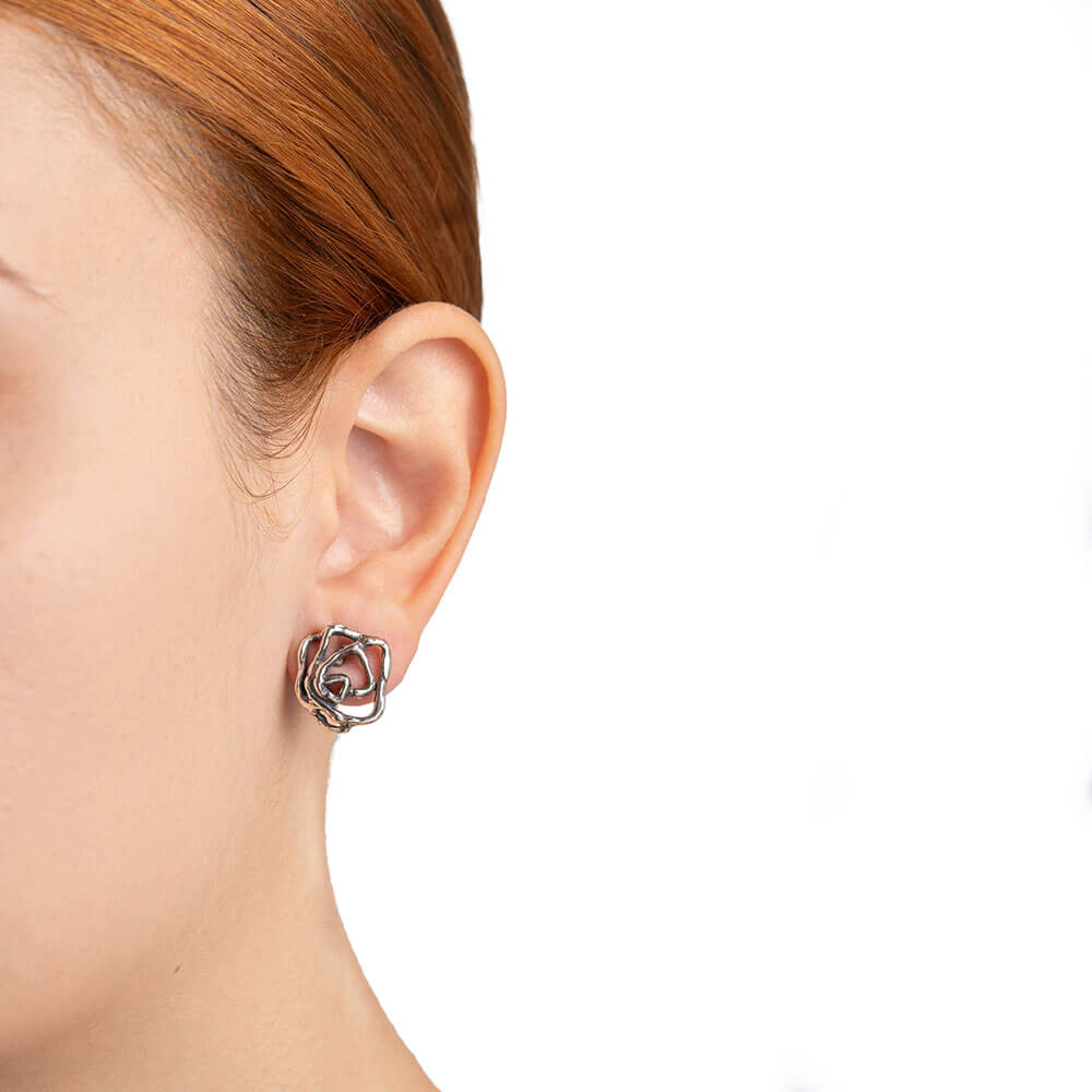 mandile-gioielli_ORA102A_rose-stud-earrings-in-sterling-silver-925_model