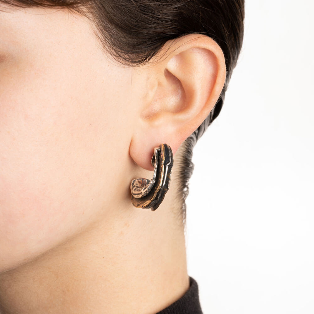 mandile-gioielli_ORA112B_ostrea-stud-earrings-in-925-silver-and-bronze_model