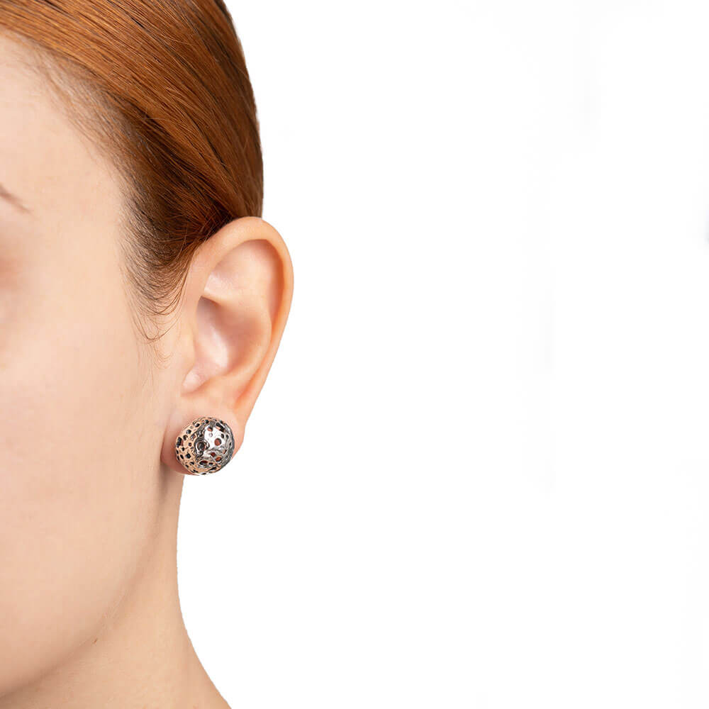 mandile-gioielli_ORA120A_galaxias-stud-earrings-in-sterling-silver-925_model