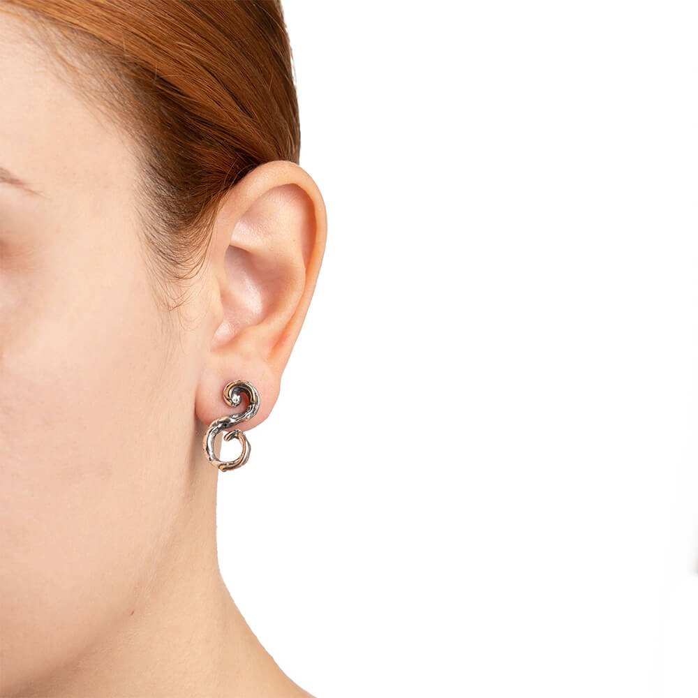 mandile-gioielli_ORA124A_ghirigori-stud-earrings-sterling-silver-925-bronze_model
