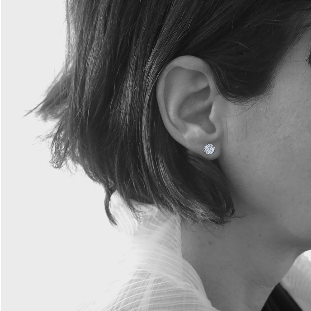ravit-kaplan_RKJER016_stud-dot-circle-earrings_model