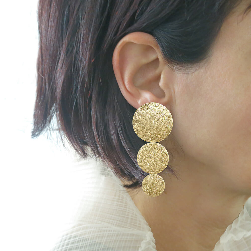 ravit-kaplan_RKJER018_3-circles-earrings_gold_symmetrical_model