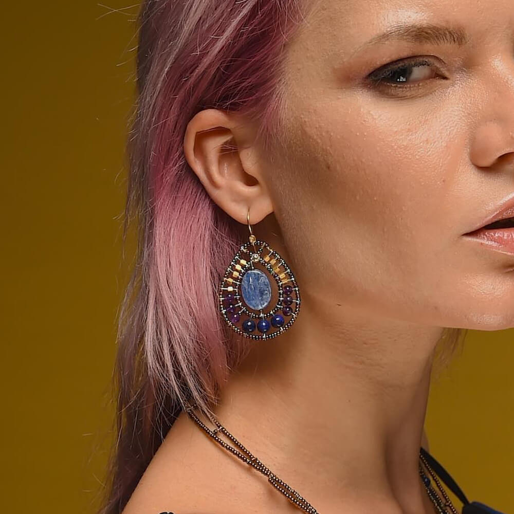 ziio-jewels_ZER009_rock-kyanite-earrings_model
