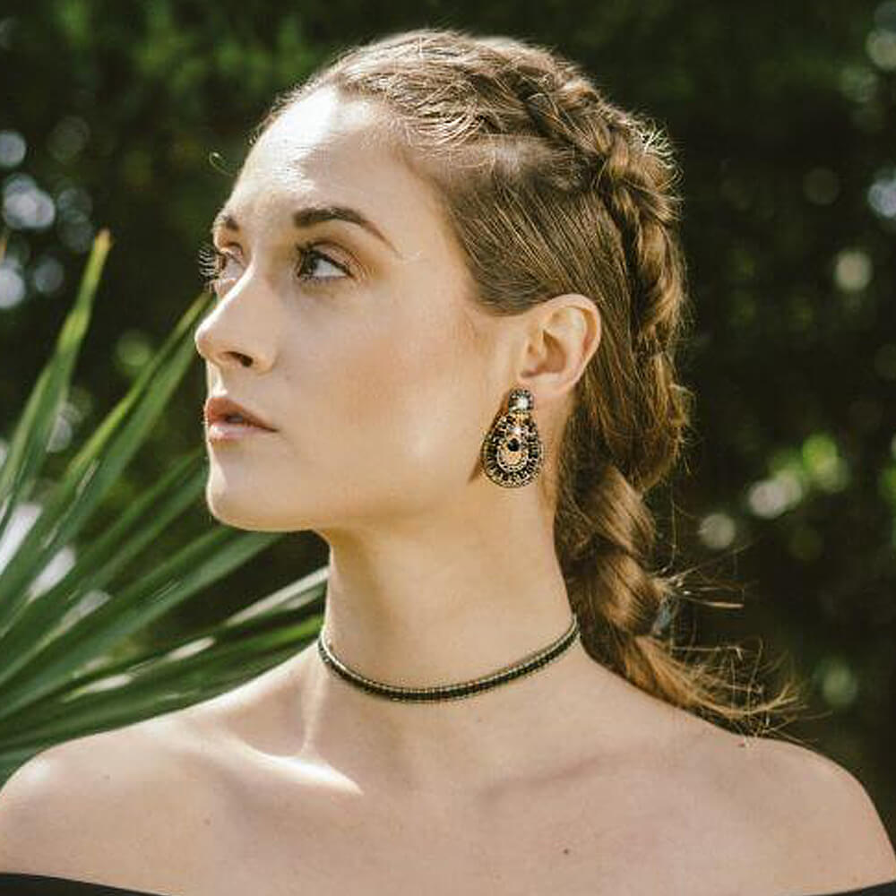 ziio-jewels_ZER011_tabiz-black-gancio-earrings_model