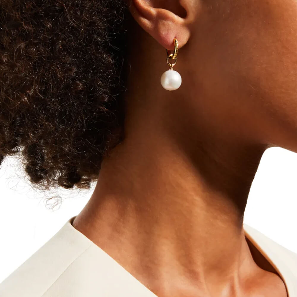 margo-morrison_MMNYER001_freshwater-pearl-hammered-huggie-earrings_model